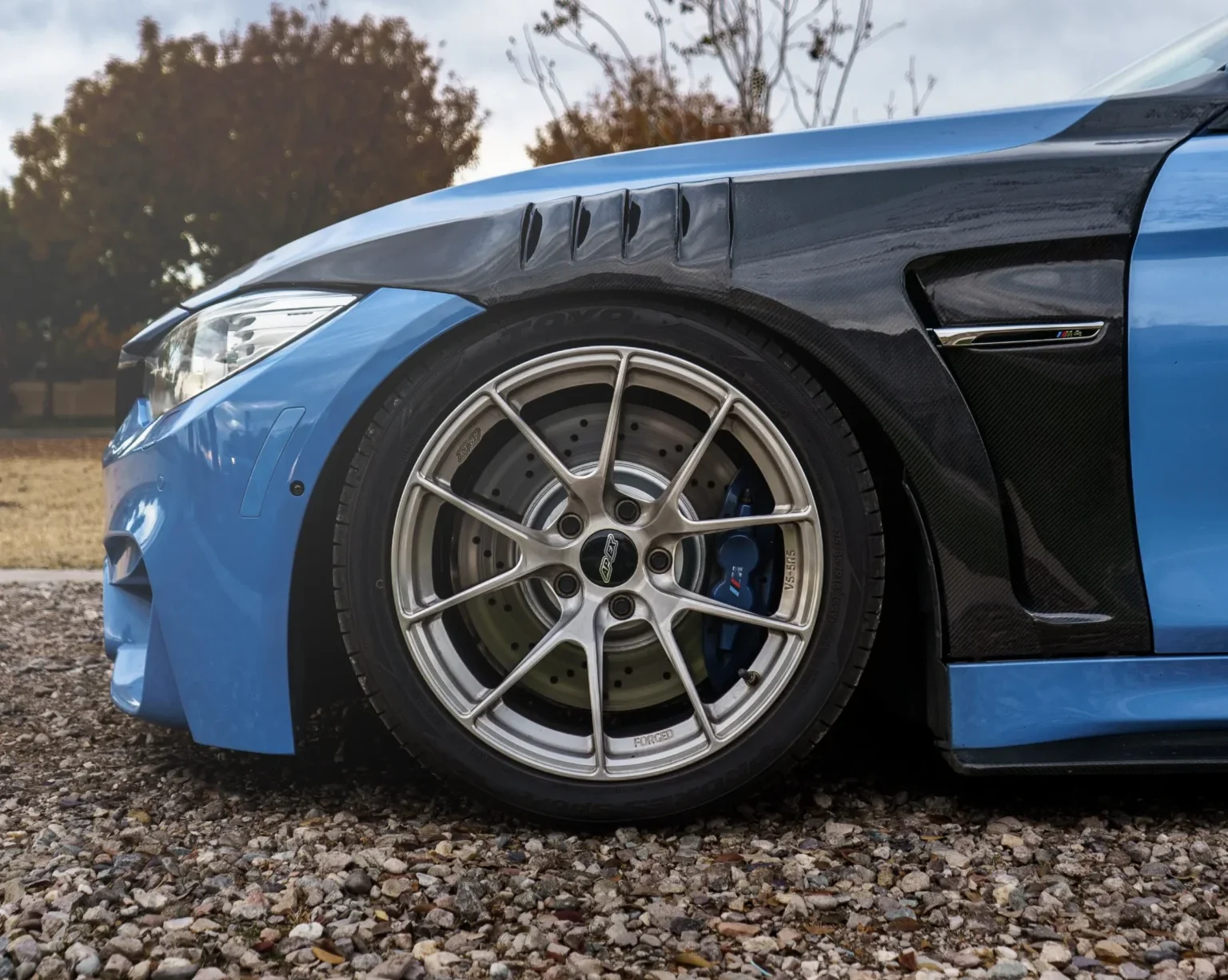 Vented carbon fiber fenders for BMW F80 M3 F82 M4.